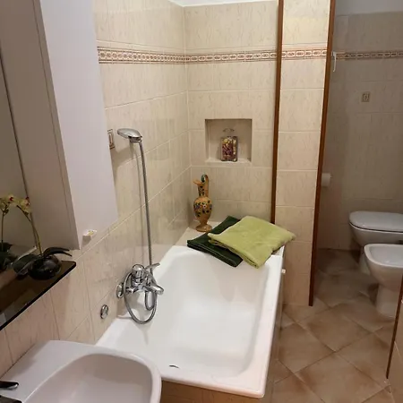 度假居 Con Giardino E Posto Auto