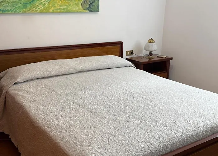 Con Giardino E Posto Auto 迪亚诺马里纳